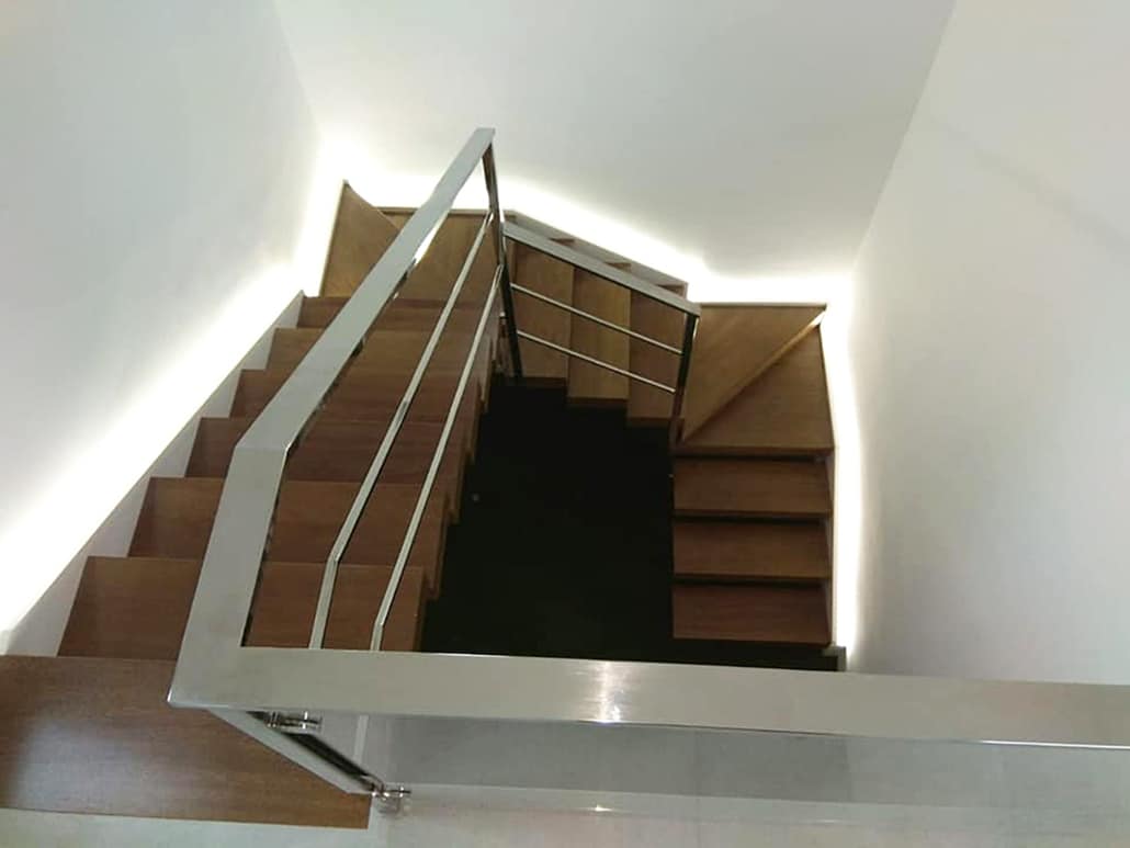 reforma-chalet-escalera-led-moderna